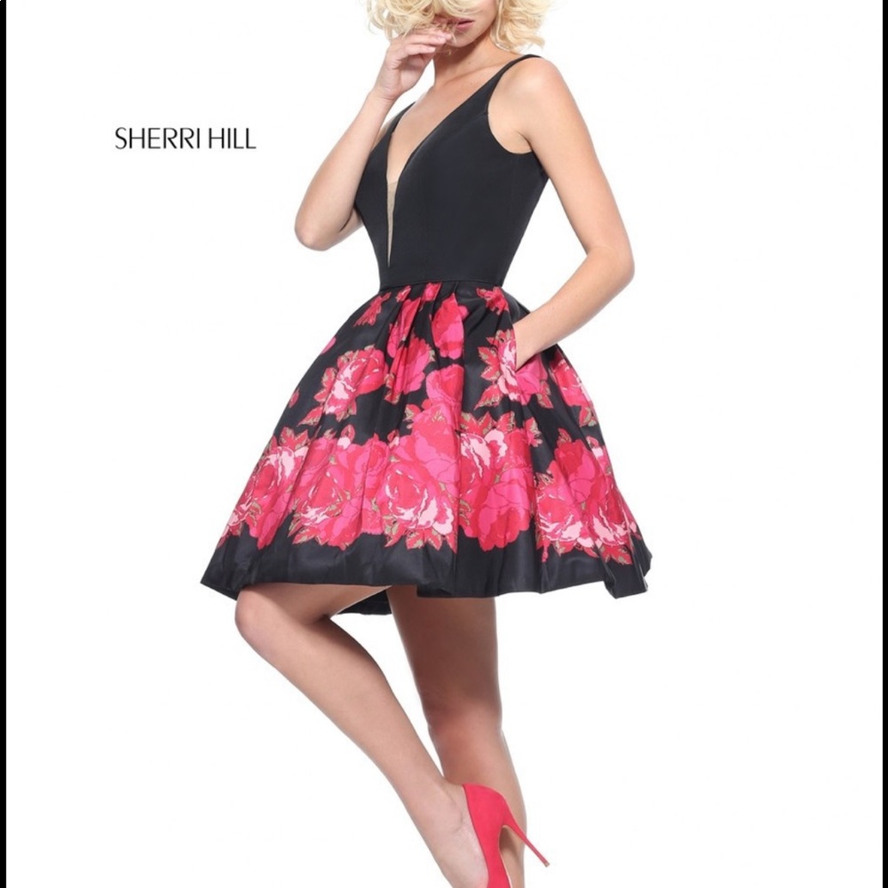 Gorgeous Sherri Hill Size 6 Black and Red Floral Deep V Cocktail Dress